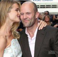 ГОРЕЩО! Гаджето на Джейсън Стейтъм се пусна гола (СНИМКА)