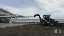 Багер на плажа в Бургас! Бутат култово заведение, собственикът: Искат да оттегля жалбата за концесията, това е условието да оставят "Фиеста" (СНИМКИ)