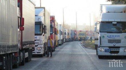 тежък трафик два гранични пункта