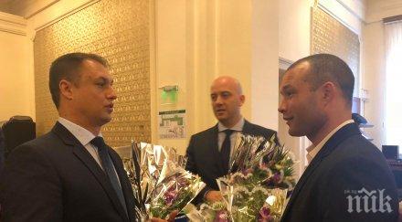 първо пик депутати герб зарадваха букети парламентарните репортерки март