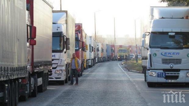 Тежък трафик на два гранични пункта