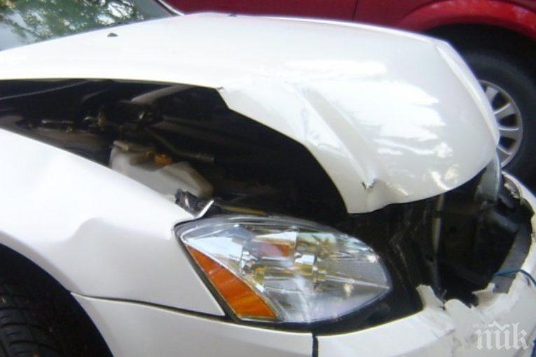 Дупничанка изля гнева си върху колата на съсед, потроши я без да й мигне окото