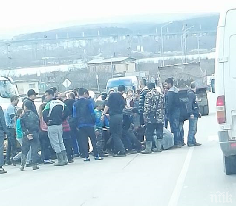 ОТ ПОСЛЕДНИТЕ МИНУТИ! Блъснаха дете до Максуда, ромите настръхнаха (СНИМКА)