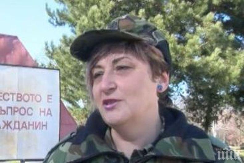 Защо учителка предпочете военната униформа и кубинките пред учениците?