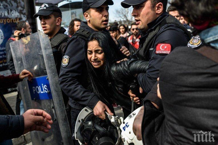 Турски полицаи биха жени, участвали в митинг за 8 март