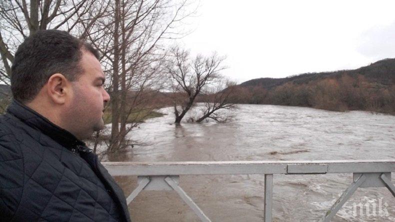 БЕДСТВИЕ! Река Скът наводни дворове и мазета в село Крушовица