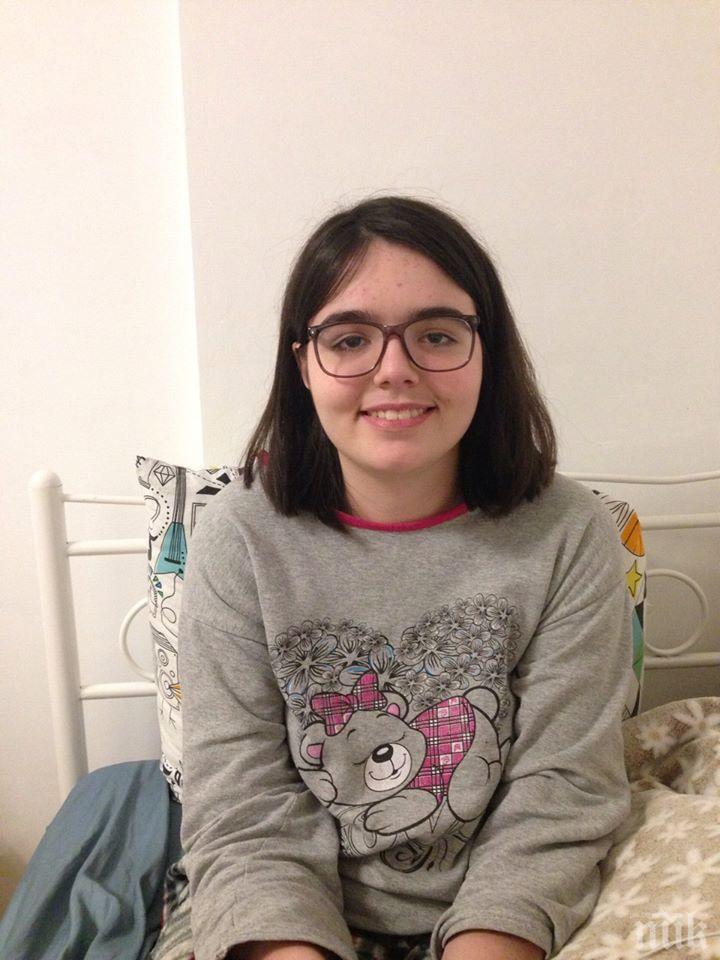 Болно момиче продава картините си, за да се лекува