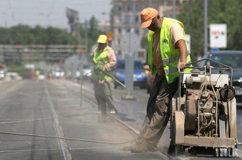 Над 25 екипа извършват пътни ремонти на територията на Столична община този уикенд