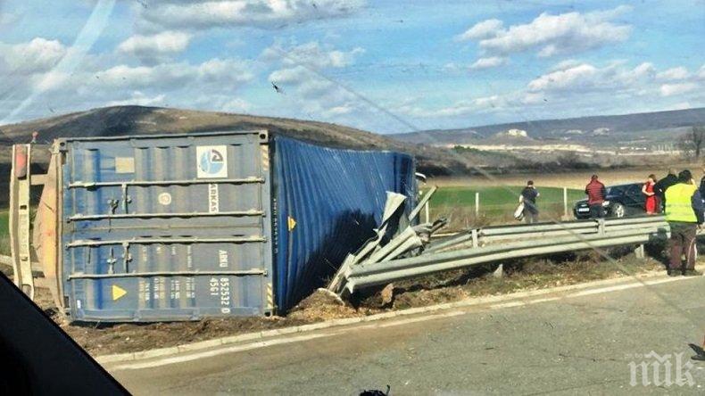 Камион се обърна на магистрала Хемус, затвори едното платно към София (СНИМКИ)