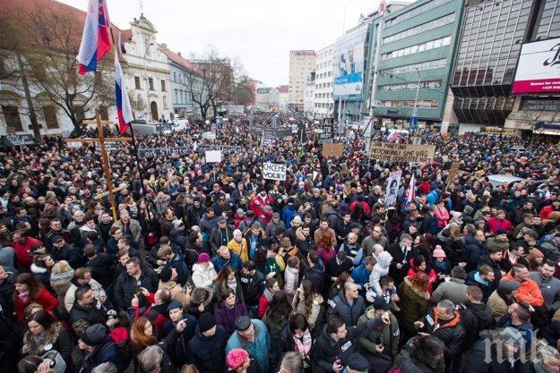 БРАТИСЛАВА: Хиляди на протест срещу корупцията, искат оставката на премиера Фицо