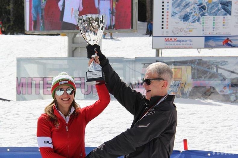 Вицепремиерът Екатерина Захариева премери сили с дипломатите-скиори и награди най-добрите