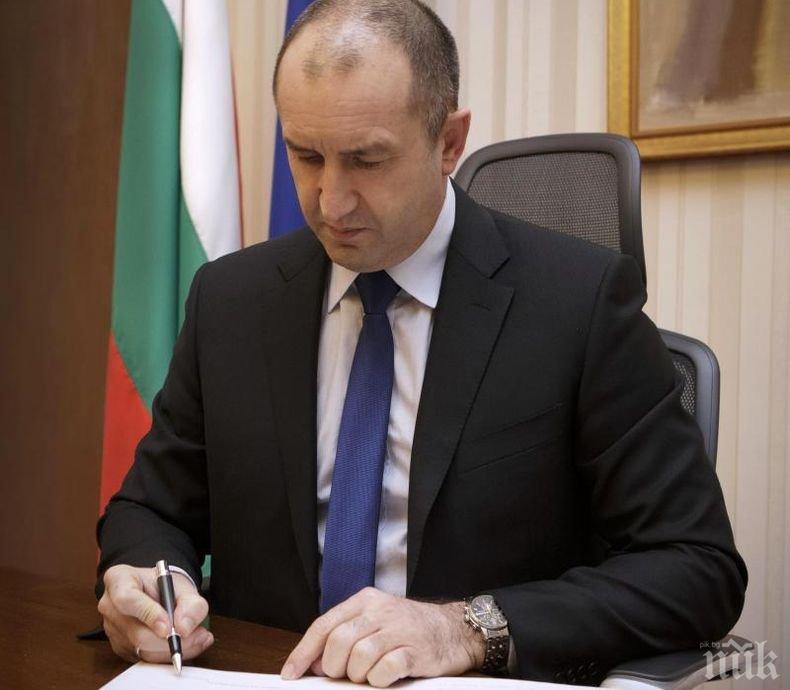 След вица на Генерал Деси и Румен Радев поздрави българските жени