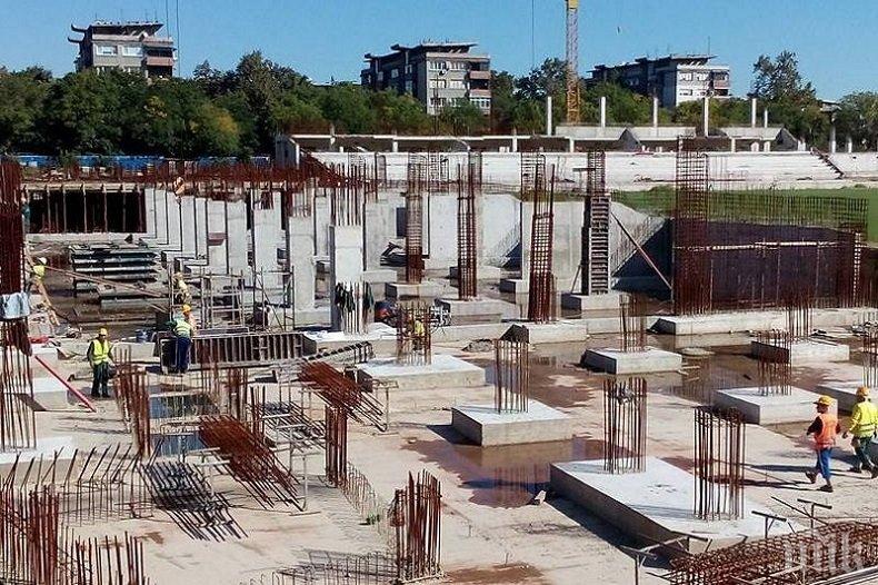 Ще продължи ли строежът на стадион Христо Ботев? Кметът на Пловдив се среща със силните хора в Ботев