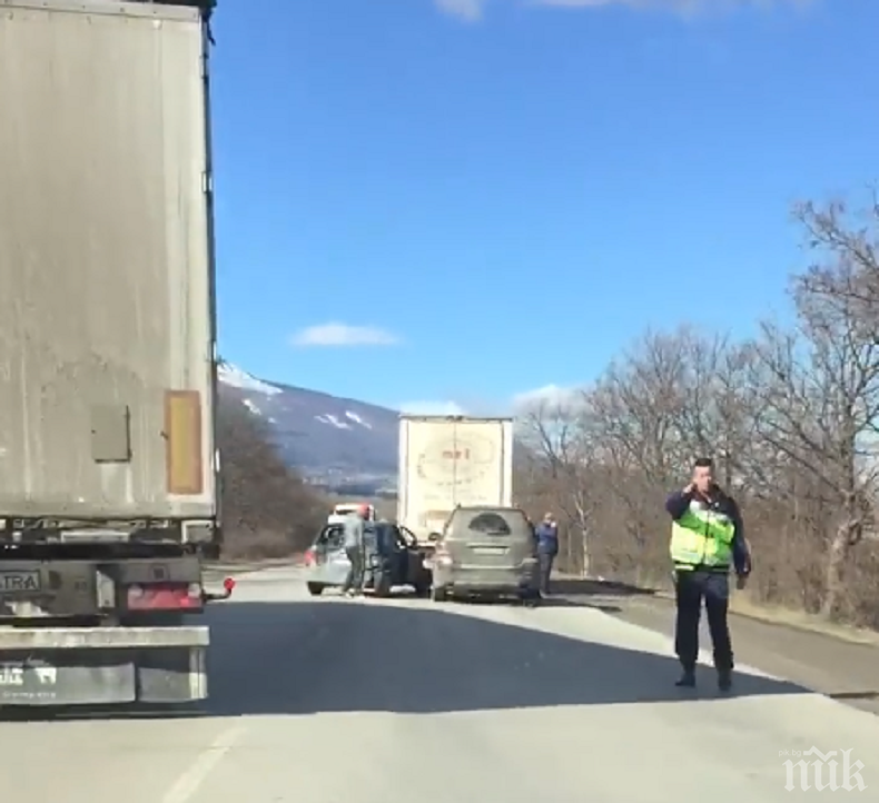 ТРИ В ЕДНО! Катастрофа с джип, кола и ТИР запуши Околовръстното на София (СНИМКИ)