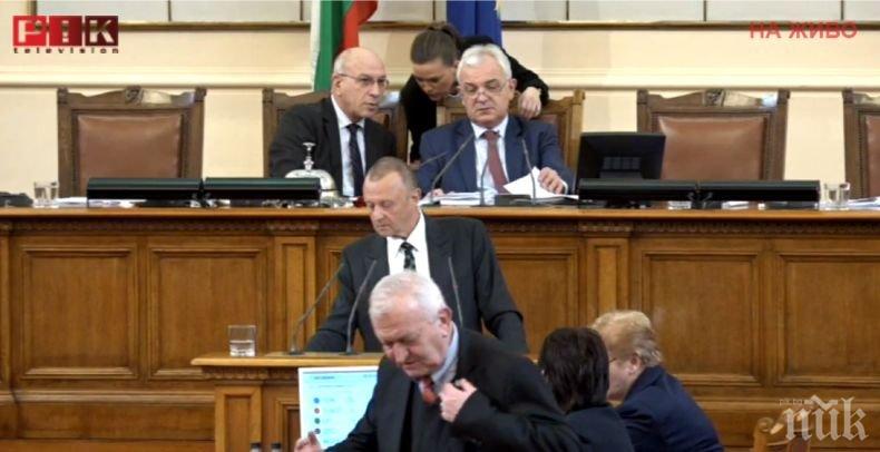 ПЪРВО В ПИК! Смут в парламента, отказа системата за гласуване