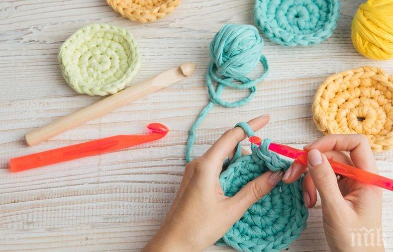 За Гинес! Индийци поставиха рекорд за най-много фигурки, изплетени на една кука