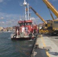 Спасителна акция! Изваждат потъналото корабче от Бургас за остров Света Анастасия