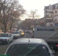 Какво начало на седмицата! Адски задръствания в Пловдив заради повредени бариери на прелез (СНИМКИ)