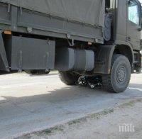 ИЗВЪНРЕДНО! Моторист се вряза във военен камион