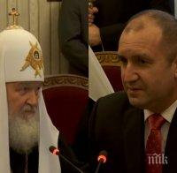 СЛЕД ДЪЖД КАЧУЛКА! Радев дуе мускули на руския патриарх от Пловдив! Президентът с първи коментар: Дойде като духовен водач, тръгна си като политик