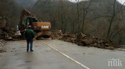 свлачище затруднява движението пътя софия перник