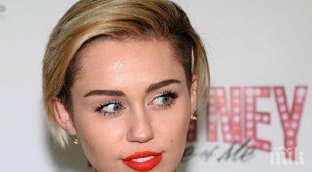 музикална темида ямаец прати съд майли сайръс 300 милиона