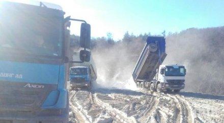 спипаха два камиона отпадъци депонират горска територия