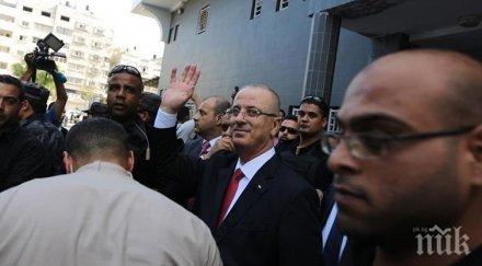 атентат хвърлиха три бомби кортежа палестинския премиер