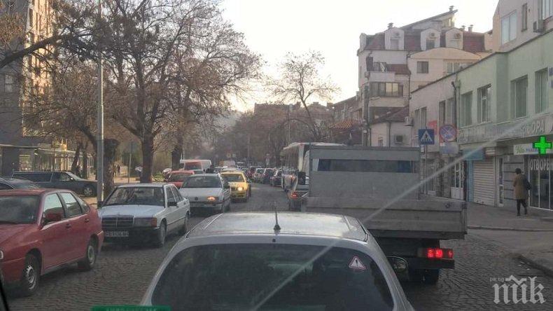 Какво начало на седмицата! Адски задръствания в Пловдив заради повредени бариери на прелез (СНИМКИ)