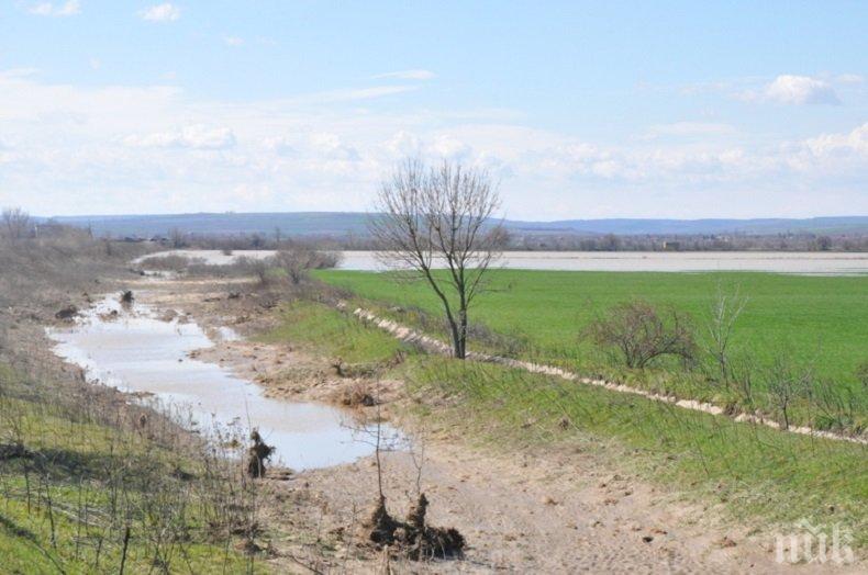 Възстановиха дигата край Иново, а обстановката в Брегово бавно се нормализира