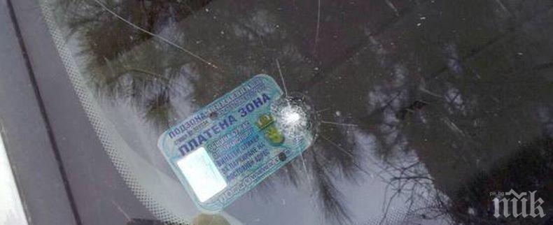 ЕКШЪН! Психар откри стрелба в Бургас, цели се в колите (СНИМКИ)