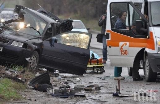 ИЗВЪНРЕДНО! Тежка катастрофа край Пазарджик, има загинал и ранени