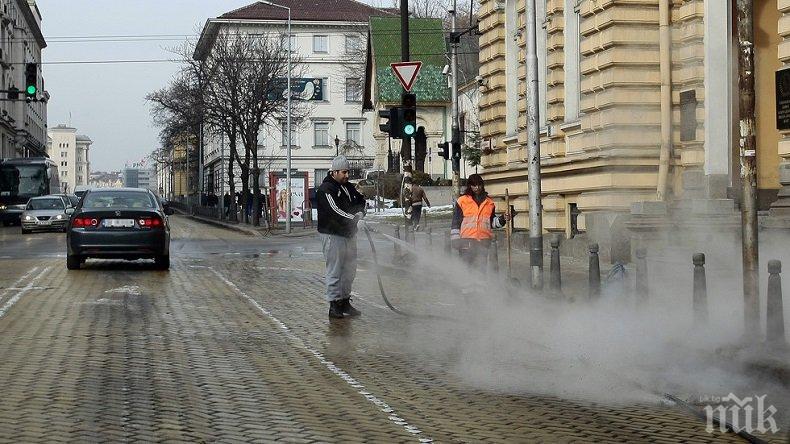 По график! Продължава миенето на булеварди и улици в столицата