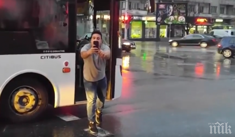 Кондукторът Спайдърмен блесна с дивотия (ВИДЕО)