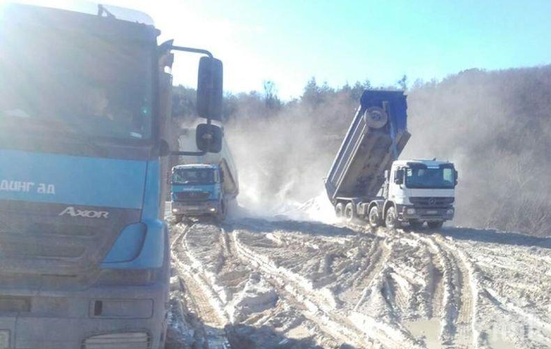 Спипаха два камиона с отпадъци малко преди да ги депонират в горска територия