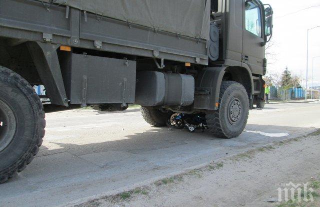 ИЗВЪНРЕДНО! Моторист се вряза във военен камион
