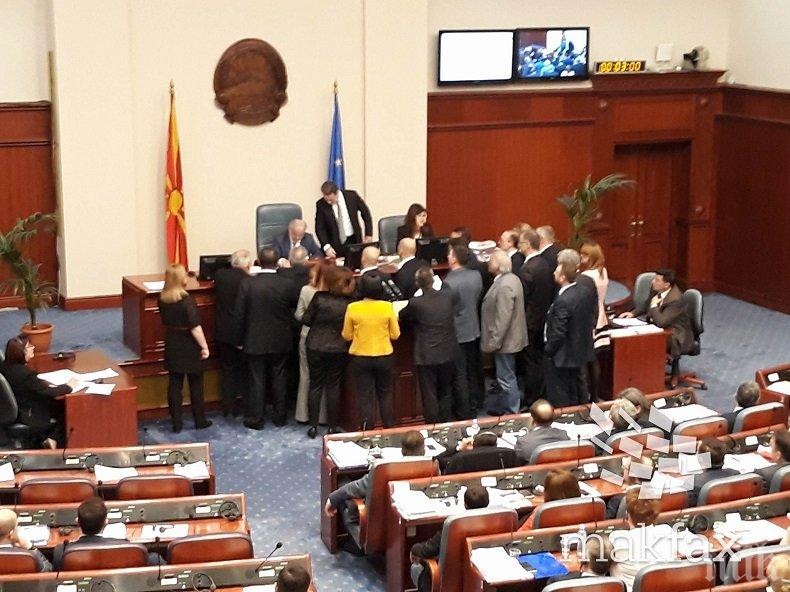 Бившият македонски премиер Никола Груевски заля с вода и изключи микрофона на Талат Джафери (ВИДЕО)