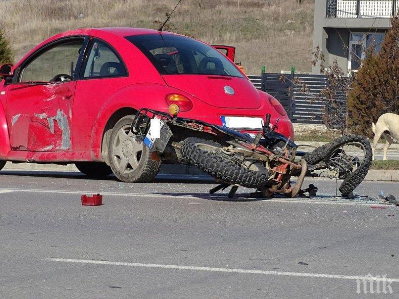 Екшън! Мотоциклетист се заби в автомобил, спасителни екипи го вадят от дере край Долна Оряховица
