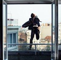 ЖЕСТОКА ДРАМА В РУСЕ! Млад мъж скочи от 9-ия етаж, докато майка му готви