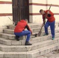 Доброволци от Военноморското училище във Варна чистят градинките около църквите в града