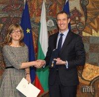 Министър Захариева награди шефа на ЕВРОПОЛ със „Златна лаврова клонка” 