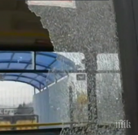 ОТ ПОСЛЕДНИТЕ МИНУТИ! Потрошиха автобус с камъни, издирват вандалите (СНИМКИ)