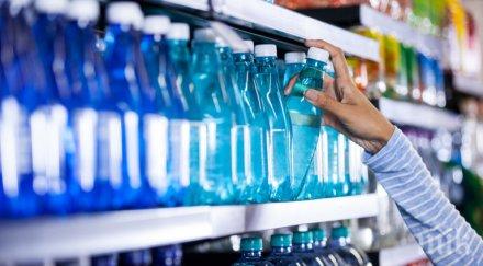 шокиращо бутилираната вода бъкана платмаса