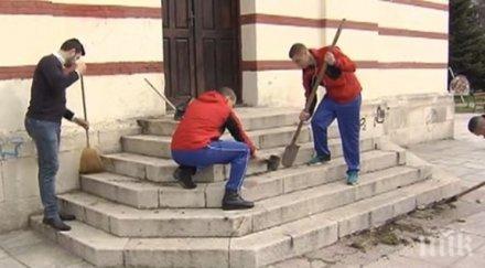 доброволци военноморското училище варна чистят градинките около църквите града