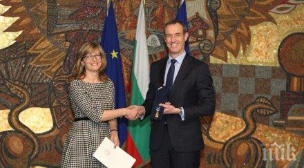 министър захариева награди шефа европол златна лаврова клонка