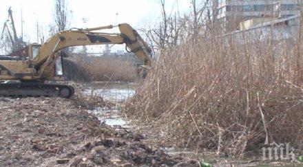 почистват канала езерото вая морето