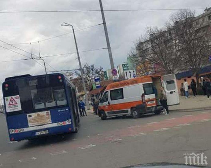 Автобус помете пешеходка в Бургас! Жената е в кома 