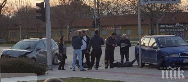 Катастрофа пред кметство в Пловдив! Два автомобила се размазаха