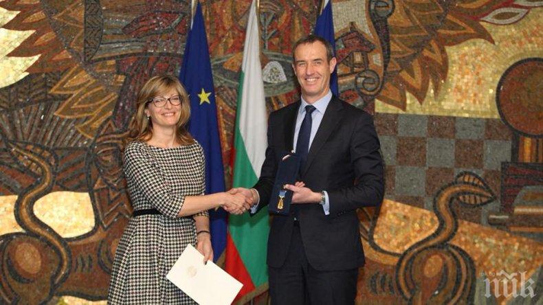 Министър Захариева награди шефа на ЕВРОПОЛ със „Златна лаврова клонка” 