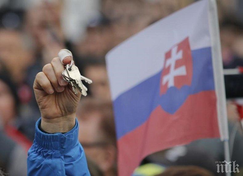 Хиляди словаци поискаха предсрочни избори на демонстрации в страната